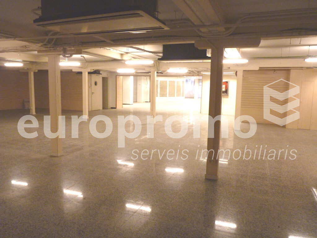 Local comercial de 650m2 amb 10 ml de façana situat a l'Eixample de Girona